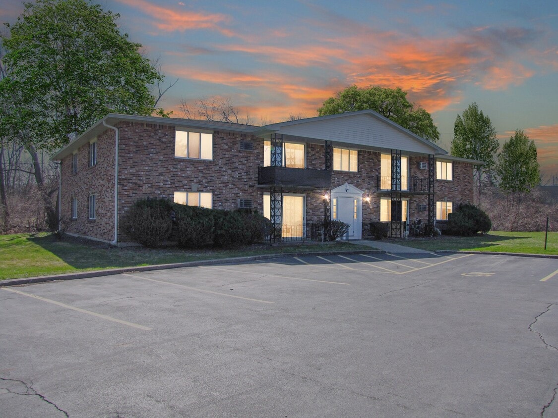 Primary Photo - Colonial Court Apartments