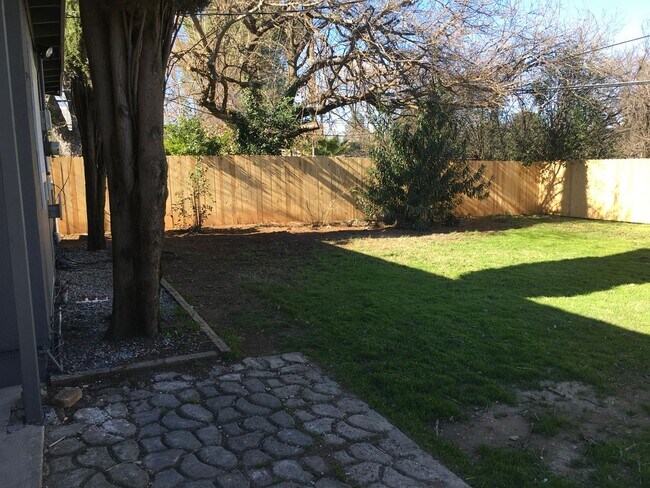 Building Photo - Centrally located beautifully remodeled ho...