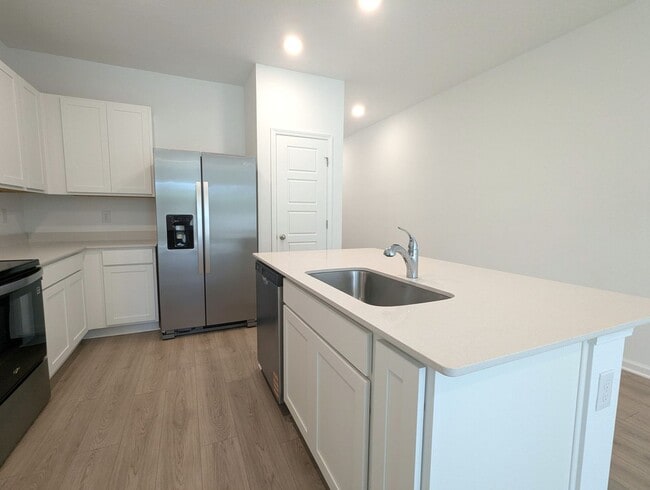Foto del edificio - BRAND NEW 3 Bedroom, 2.5 Bath Townhome located on the Westside - CLOSE TO NAS JAX, RESTAURANTS, S...
