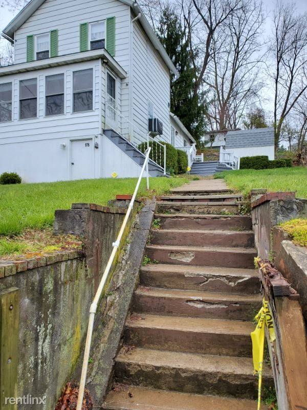 Building Photo - 1 br, 1.5 bath House - 976 main street