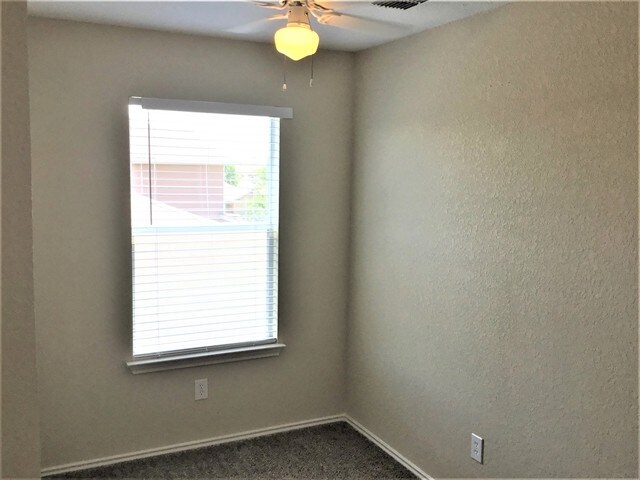 Foto del edificio - 6923 Opal Clfs