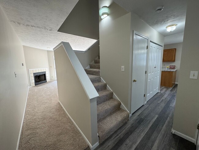 Foto del edificio - Modern Comfort: 3 Bed, 2 Bath Home with Fi...