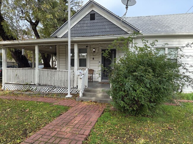 Foto del edificio - Rare Downtown Davis Gem with Wraparound Porch & Updated Interior