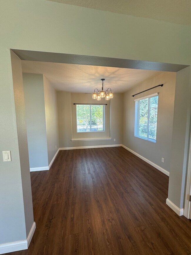 Building Photo - Beautiful 3 bedroom with bonus loft area i...