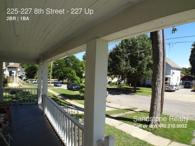 Building Photo - 2 Bedroom Duplex-- Value price!