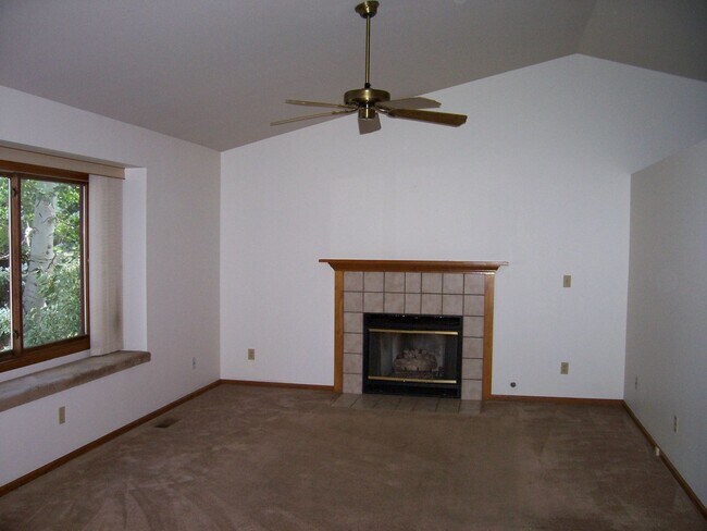 Foto del edificio - Spacious 3 Bed 2 Bath Fort Collins Home with Sunroom and Fenced Yard