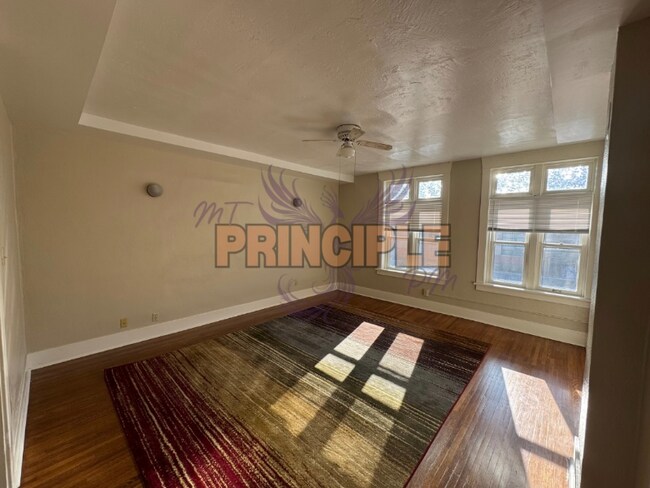 Foto del edificio - 214 E 3rd St