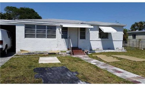 Foto principal - 5849 SW 27th St