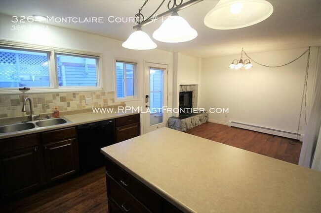 Building Photo - 3264 Montclaire Ct