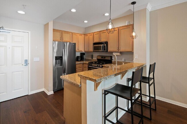 Foto del edificio - Beautiful Furnished Top Floor Unit
