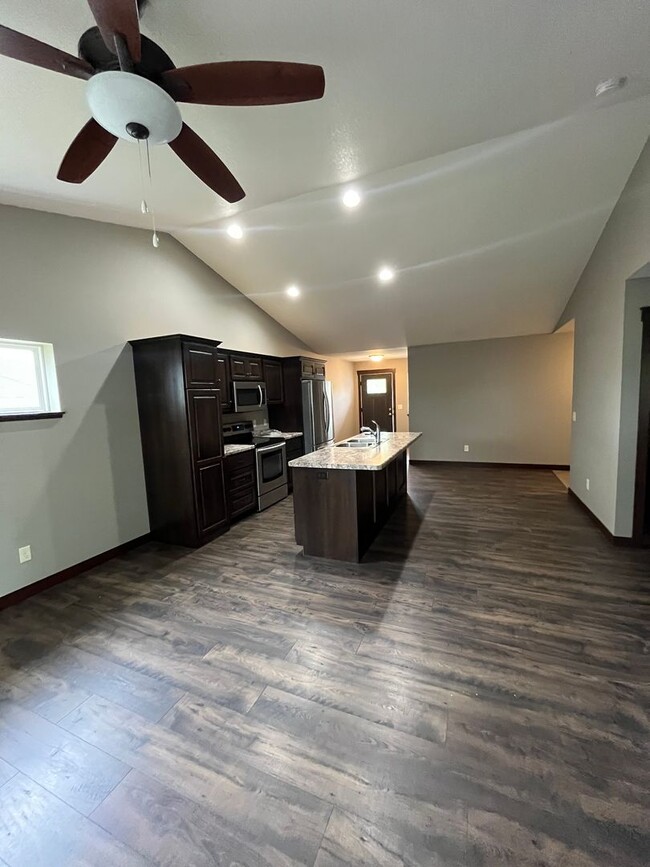 Building Photo - 3302 White Oak Ln