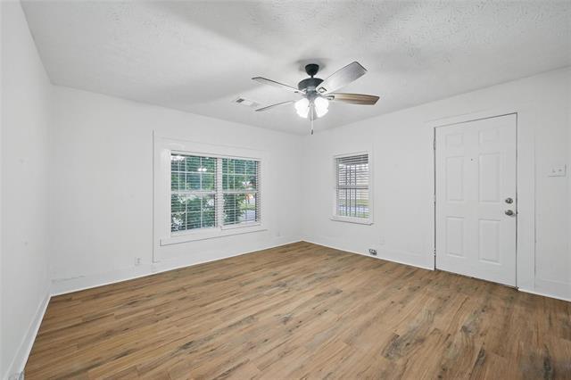 Foto del edificio - 906 E Houston St