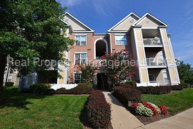 Building Photo - Rarely Available Top Floor Condo!