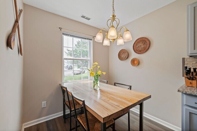Foto del edificio - 2 Bd/2.5 Ba Home w/ Fenced Yard w/i Minutes of Downtown Durham!