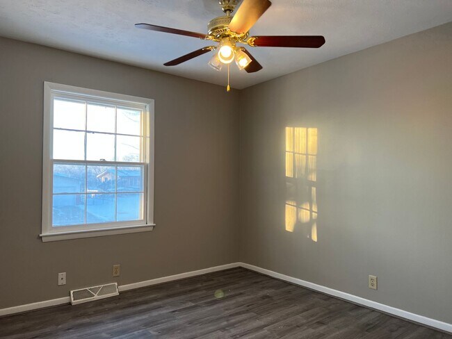 Building Photo - Mapleview 3 Bedroom!