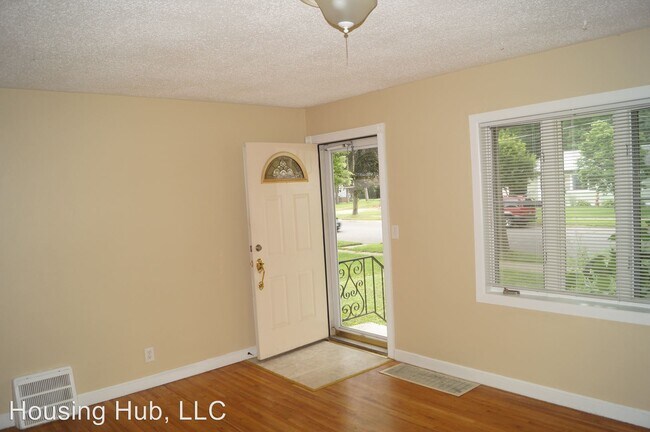 Foto del edificio - 3 br, 1.5 bath House - 2103 Minnehaha Ave.