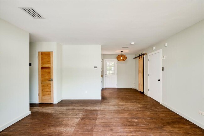 Foto del edificio - 1707 Overhill Dr