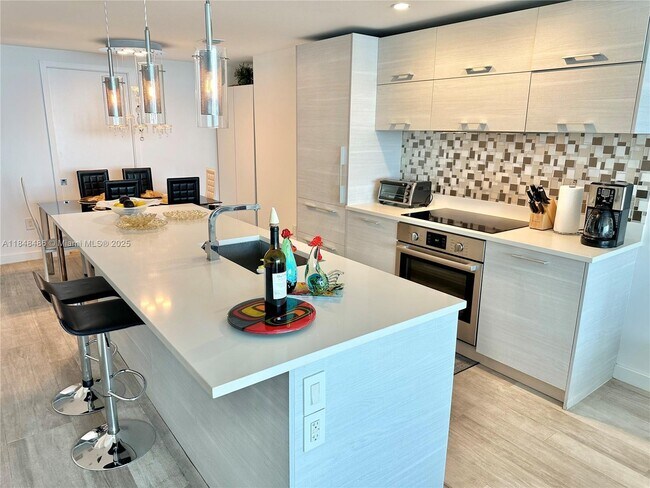 Foto del edificio - 650 NE 32nd St