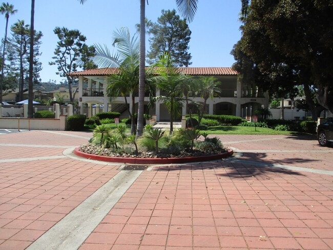 Building Photo - Desirable Mission Plaza Updated 1 Bedroom ...