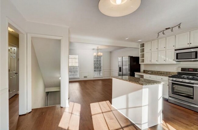 Building Photo - 2895 Shurburne Dr