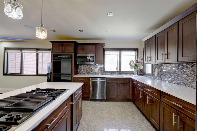Building Photo - 5D Cove Ln