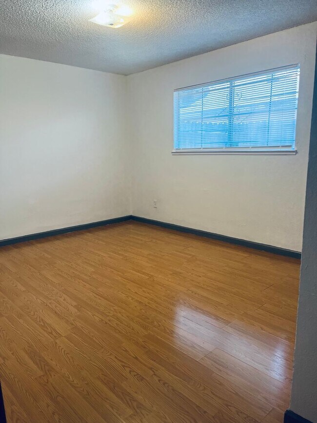 Foto del edificio - 1117 Roselawn Ave