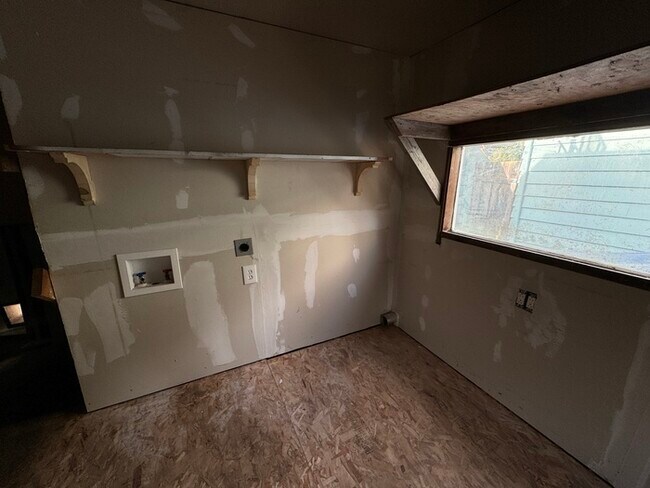 Building Photo - 3 Bedroom, 1 Bathroom in Toledo!