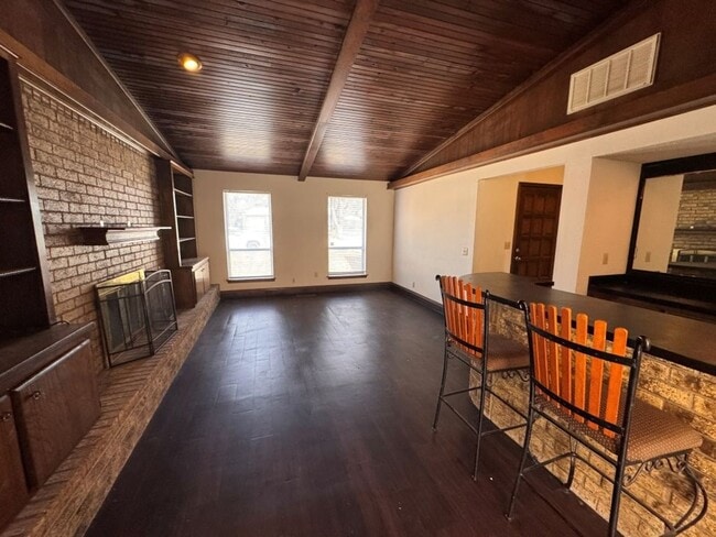 Foto del edificio - Full of charm and detail this 3 beds 2 bath home in Norman is ready for move in!