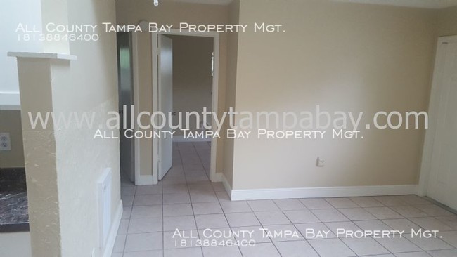 Building Photo - 2/1 duplex in South Tampa!