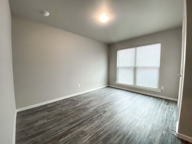 Building Photo - Luxurious Duplex in Frenship ISD!
