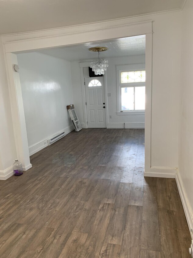 Building Photo - 120 S Maple St