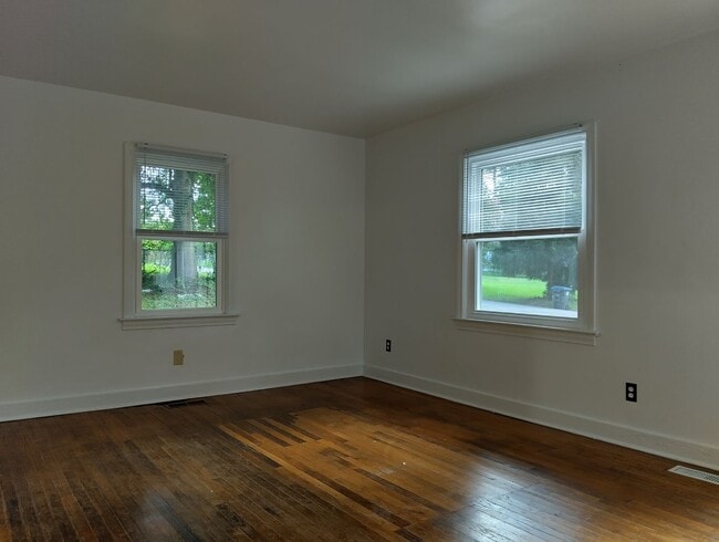 Building Photo - Lovely single family home available in the...