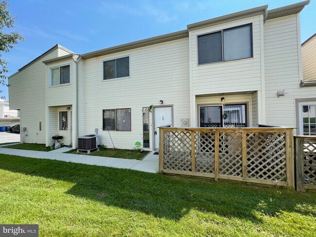 Building Photo - 1719 Crimson Tree Way