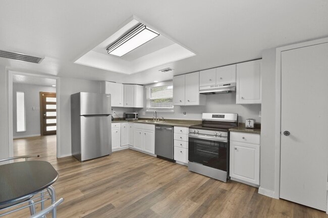 Building Photo - 707 Land Grant Dr