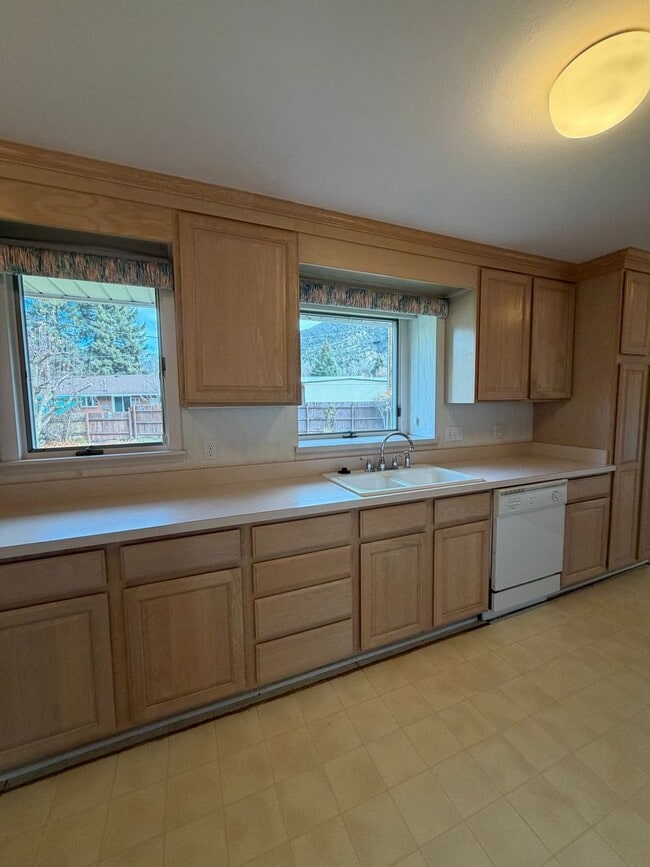 Building Photo - 2 Bedroom 2 Bath Home with 2 Car Garage in Glenwood Springs