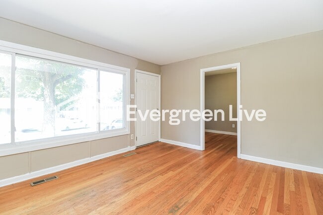 Foto del edificio - 230 W St Anthony Ln