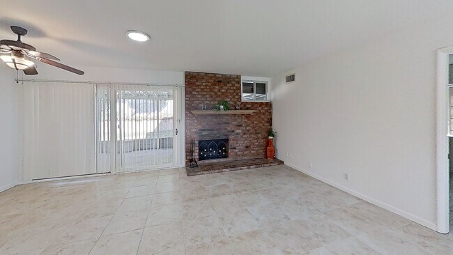 Foto del edificio - Beautiful  4+2 GRANADA HILLS HOME