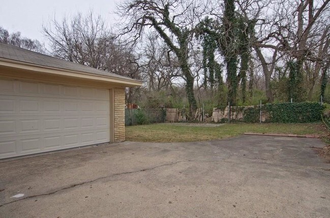 Building Photo - 2414 Lanark Ave