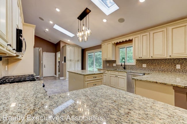 Building Photo - 9912 Westland Dr