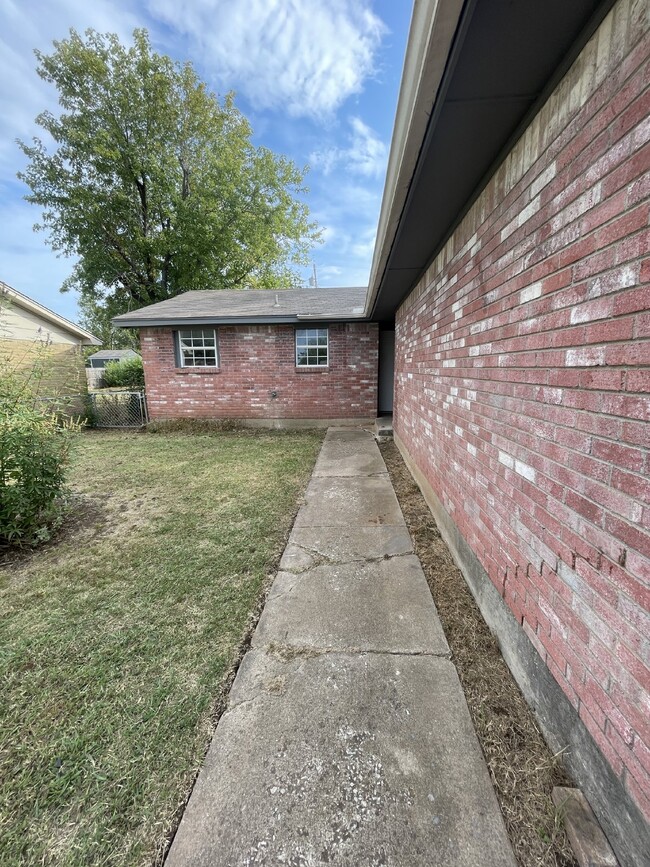 Foto del edificio - 3 Bed 1.5 Bath Home in NW OKC