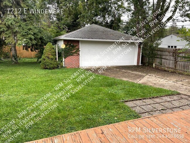 Building Photo - 3 Bed 2 Bath Brick Ranch with Finished Bas...
