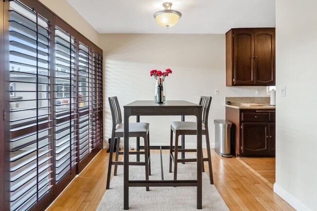 Building Photo - Unbeatable Location! Bright 1 Bed, 1 Bath ...