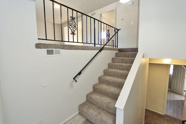 Foto del edificio - Spacious Home in Quiet Neighborhood