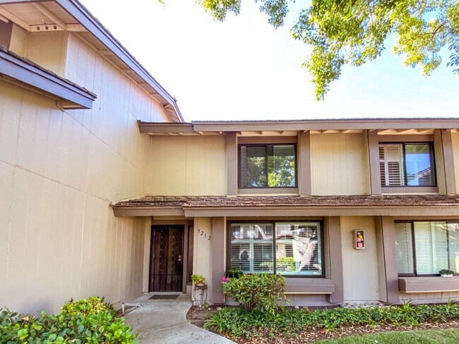 Foto del edificio - Two-Story 3 Bed, 3 Bath with Bonus Room in...