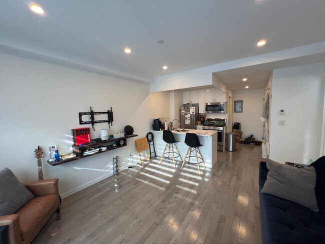 Building Photo - Fantastic 1 Bed/1 Bath Apartment in Astoria