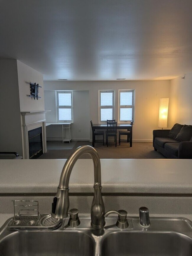Foto del edificio - Bright and Spacious Condo for Rent in Downtown Verona