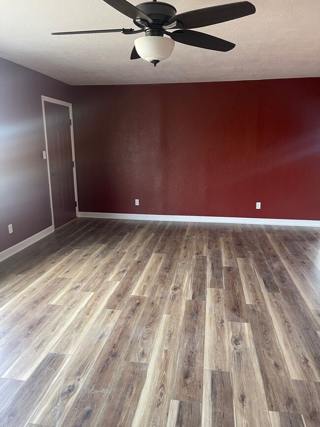 Building Photo - Beautiful 3 Bed 1.5 Bath House