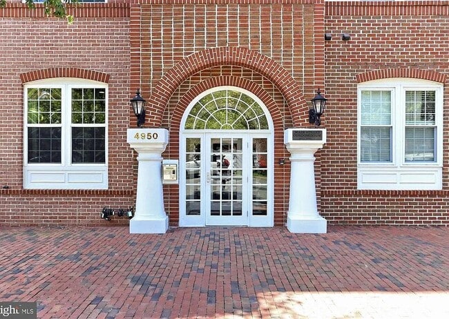 Building Photo - 4950 Brenman Park Dr