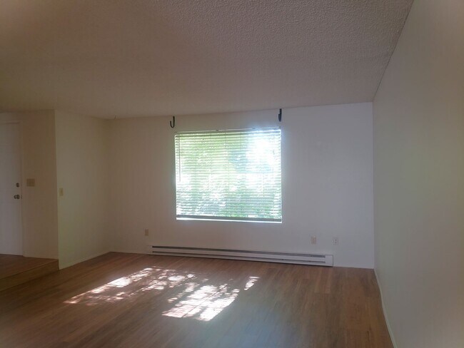 Foto del edificio - Spacious Townhouse with Two Car Garage!