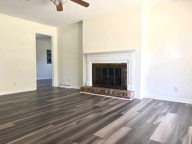 Building Photo - 216 Lakeland Dr